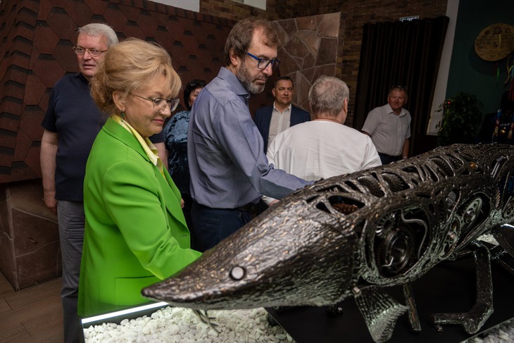 Депутат Галина Кудревцева и спикер Александр Ведерников в интерактивном музее