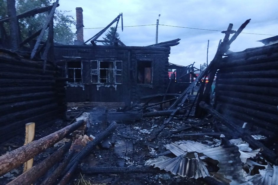 Сгоревший дом. Фото из телеграм-канала администрации Чунского муниципального округа