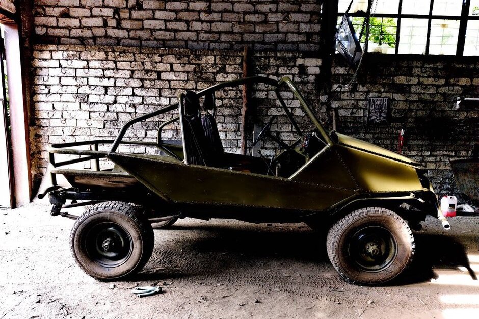 В багги входят около 10 человек