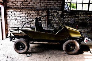 В багги входят около 10 человек