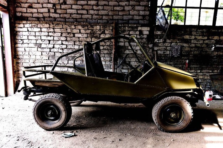 В багги входят около 10 человек