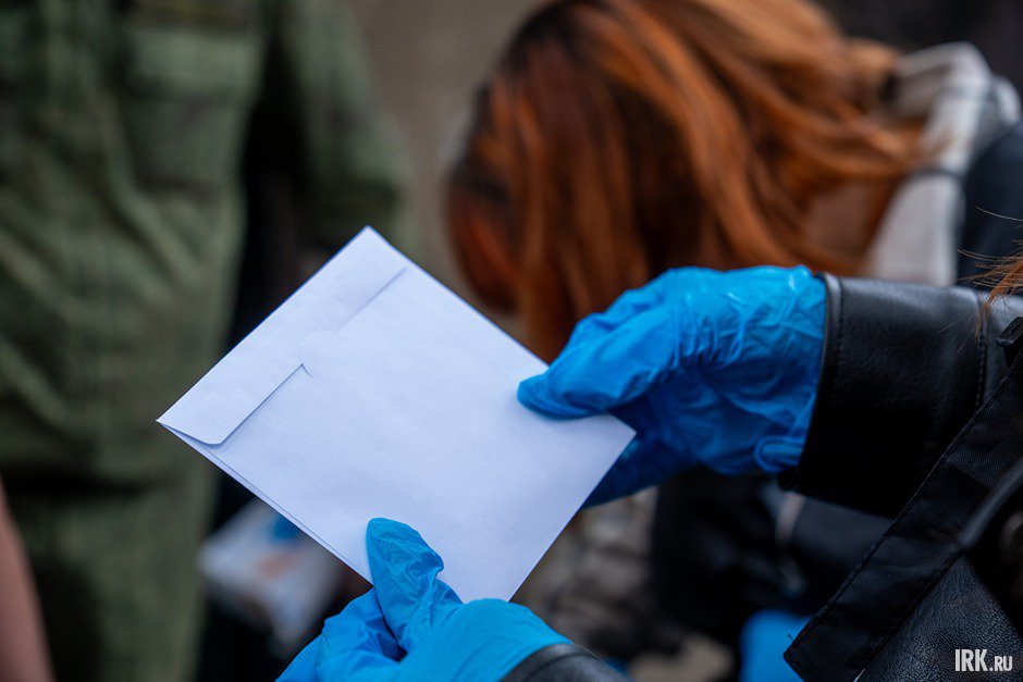 Для сохранности улику положили в конверт и запечатали. Фото Алексея Литвинцева