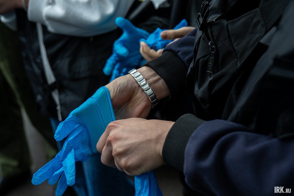 Перчатки нужны, чтобы не оставить посторонние следы. Фото Алексея Литвинцева