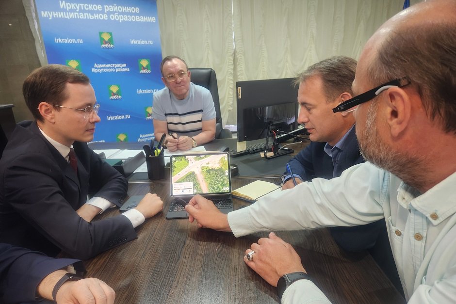 Рабочая встреча. Фото пресс-службы администрации Иркутского района