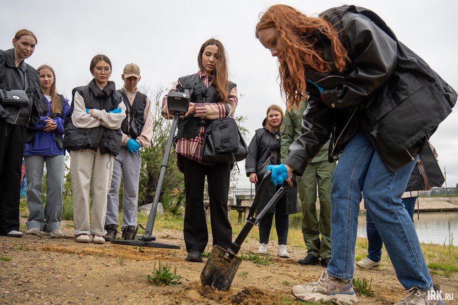 Чтобы отрыть улику, понадобилась лопата. Чемоданчик криминалиста. Фото Алексея Литвинцева