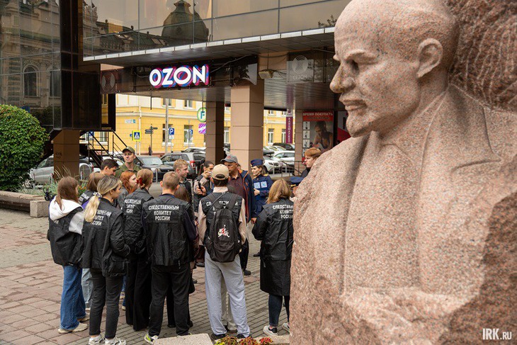 Первое место встречи — площадь около ТЦ «Сезон» . Фото Алексея Литвинцева