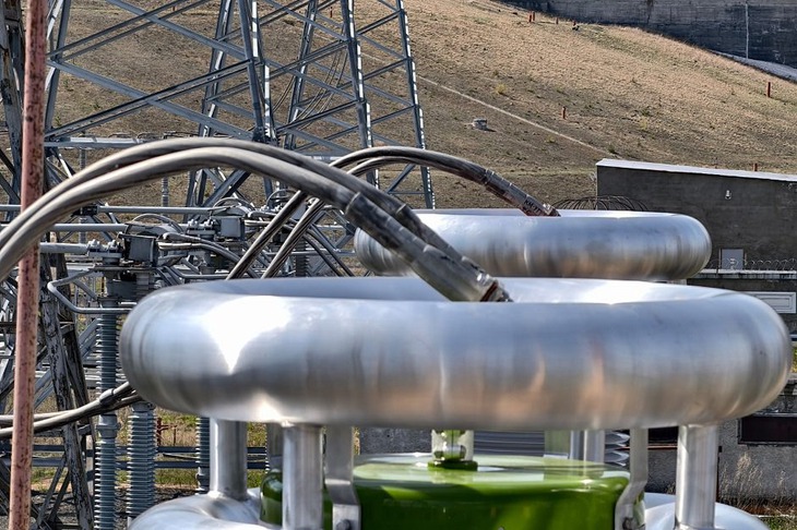 Кабели связаны со сложной инженерной структурой