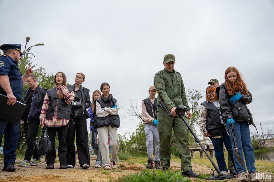 Осмотр проводился с помощью металлоискателя. Чемоданчик криминалиста. Фото Алексея Литвинцева