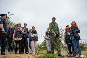 Осмотр проводился с помощью металлоискателя. Чемоданчик криминалиста. Фото Алексея Литвинцева
