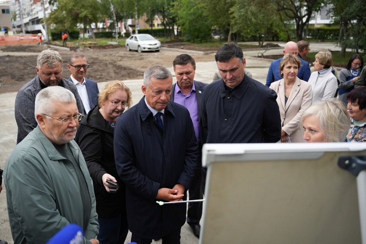 Игорь Кобзев и Руслан Болотов. Фото пресс-службы правительства Иркутской области