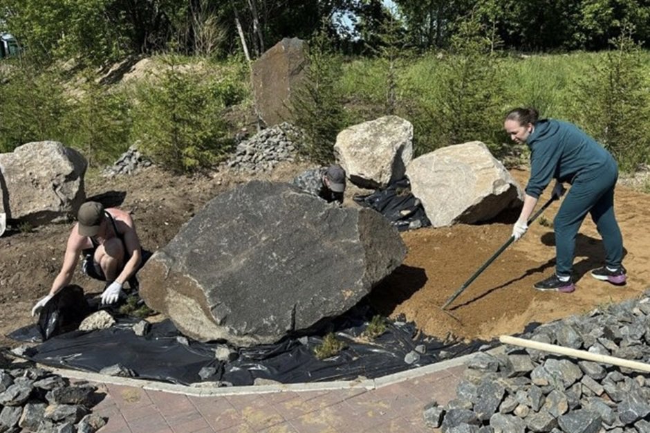 Также соседи вместе работают над оформлением двора. Фото Виктории Фортунатовой