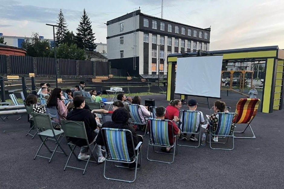 Соседи устраивают во дворе кинодворик. Фото Виктории Фортунатовой