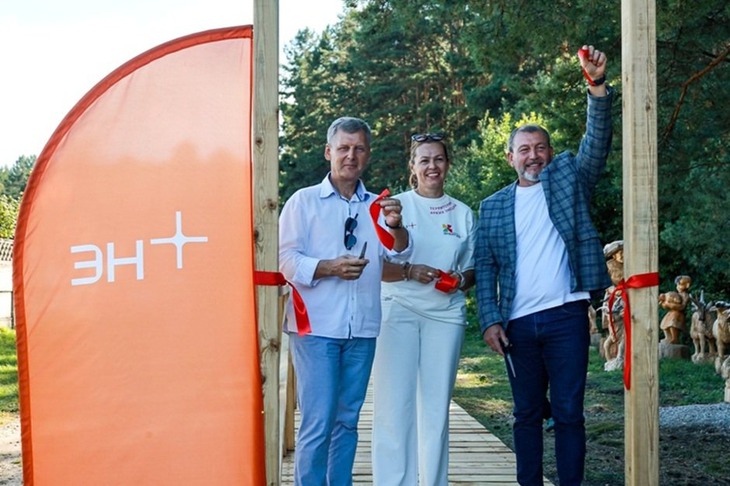 Открытие экотропы «Тридевятое царство». На фото руководитель проекта «Лукоморье» Иван Бутенко, руководитель социальных проектов компании «ЭН+» Александра Трифонова, заместитель мэра Ангарского городского округа Андрей Сафронов. Фото Кирилла Шипицина