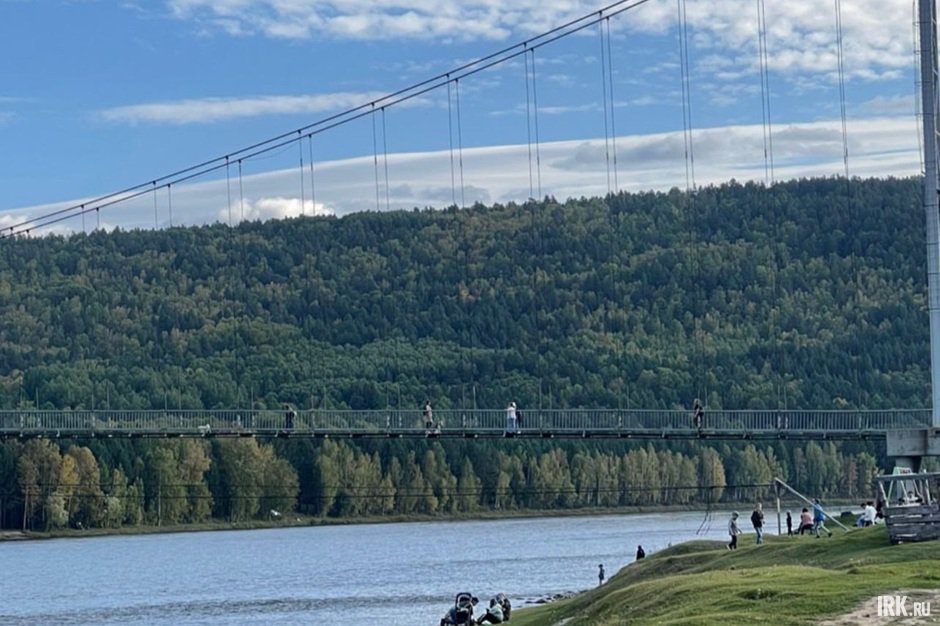 Вид на пешеходный мост через реку