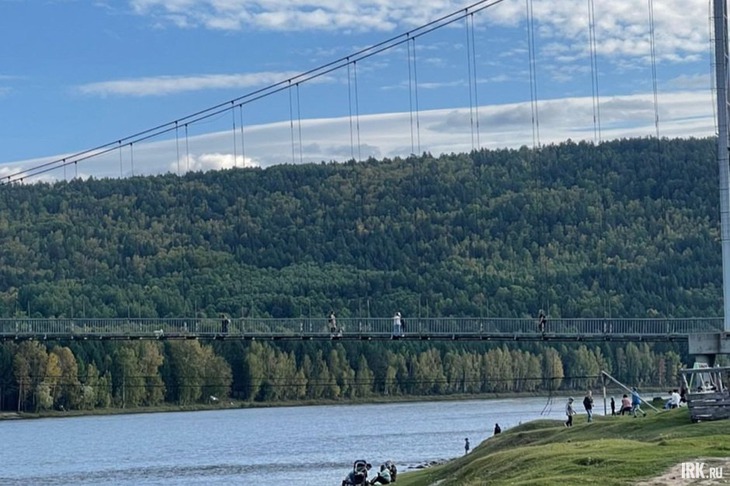 Вид на пешеходный мост через реку