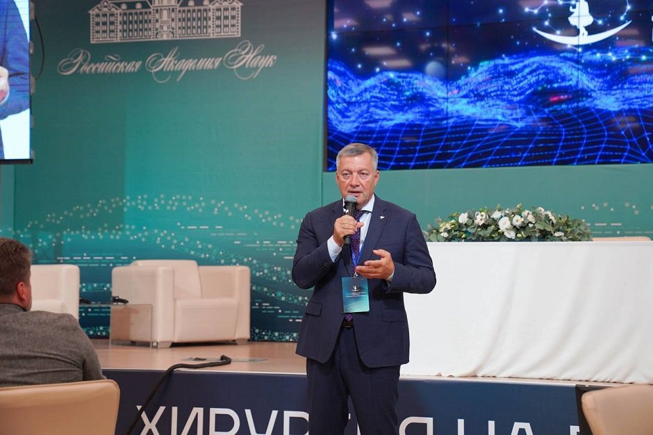 Игорь Кобзев. Фото пресс-службы Иркутской детской областной клинической больницы Игорь Кобзев. Фото пресс-службы Иркутской детской областной клинической больницы