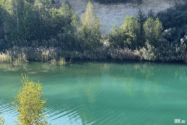 Туристы плавают здесь на надувных матрасах и сапах