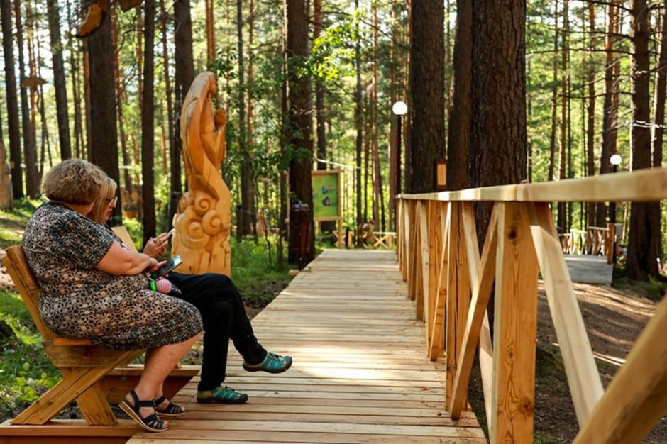 Удобная экотропа с местами для отдыха в «Лукоморье». Фото Кирилла Шипицина