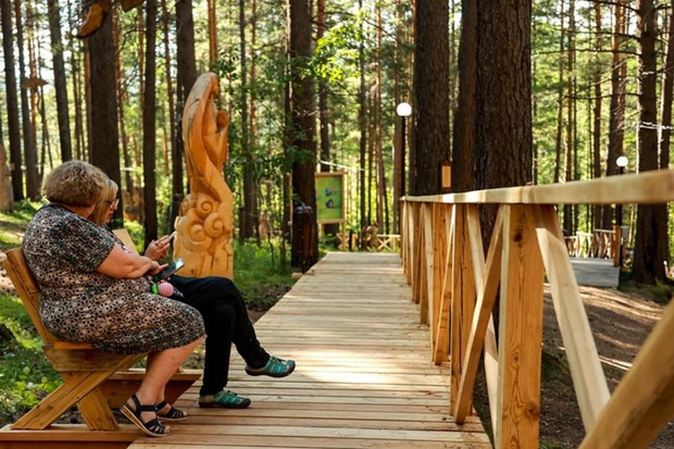 Удобная экотропа с местами для отдыха в «Лукоморье». Фото Кирилла Шипицина