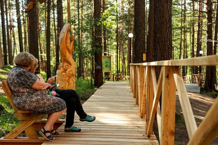 Удобная экотропа с местами для отдыха в «Лукоморье». Фото Кирилла Шипицина