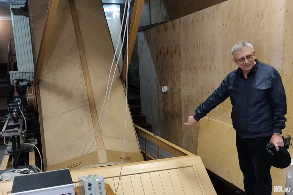 В нижней части телескопа находится аппаратура, автоматизирующая его работу