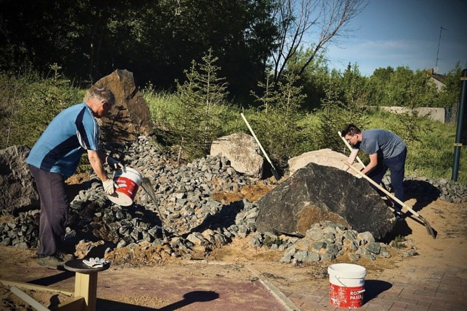 Жильцы дворов обустраивают вместе японский сад. Фото Виктории Фортунатовой