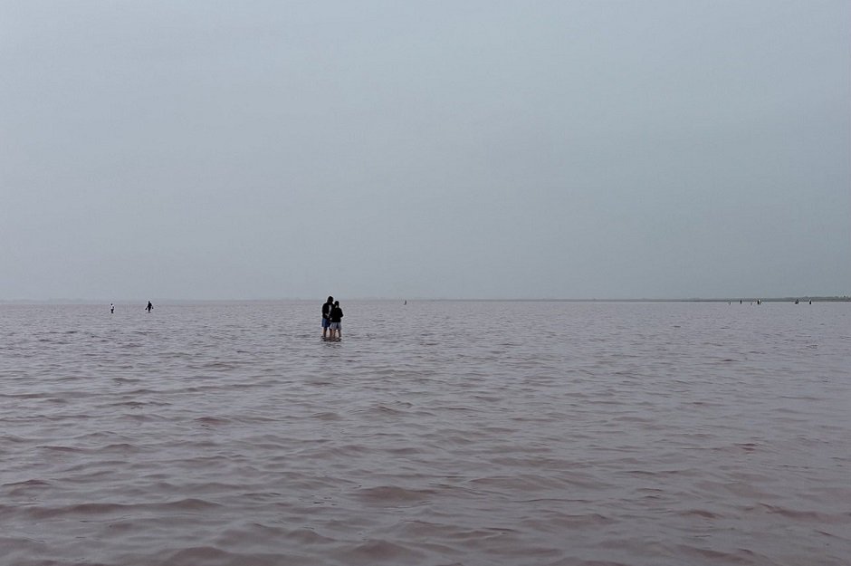 В ясную погоду вода в озере становится ярко-розовой, а когда пасмурно, такого эффекта нет