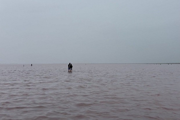 В ясную погоду вода в озере становится ярко-розовой, а когда пасмурно, такого эффекта нет
