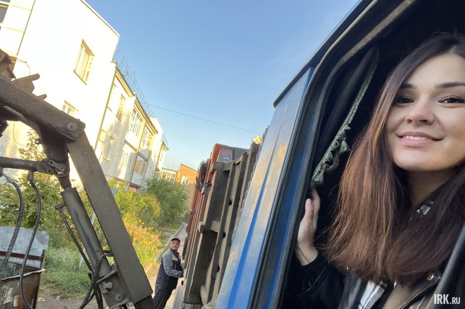 Обычно с шофером едет еще и грузчик, который помогает загружать отходы из контейнеров в машину