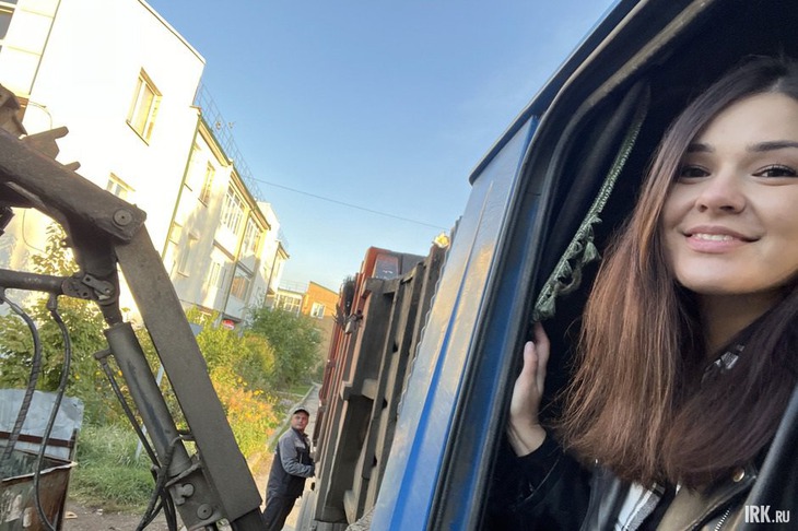 Обычно с шофером едет еще и грузчик, который помогает загружать отходы из контейнеров в машину