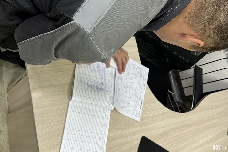 В предрейсовом кабинете операторы мусоровозов ожидают прохождения осмотра и выдачи путевых листов