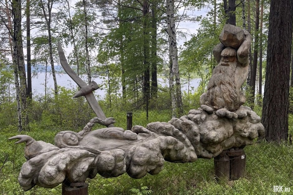 Скульптура показывает легенду об Ангаре, которая сбежала от Байкала