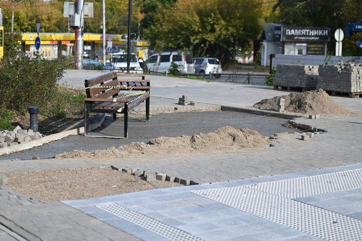В сквере «Ирис» перекладывают плитку. Фото Маргариты Романовой, IRK.ru