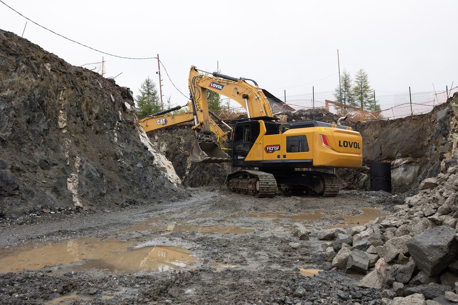 Экскаваторы раскапывают скальные породы под строительство