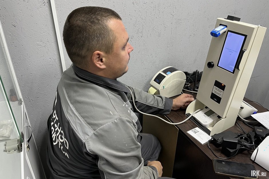 Перед выходом на рейс работники самостоятельно проходят медосмотр с помощью специальных приборов и забирают рабочие телефоны