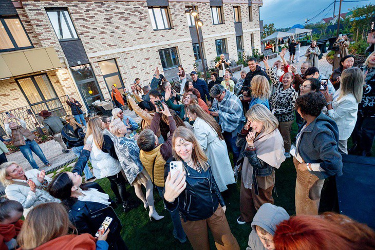 Гости пели и танцевали