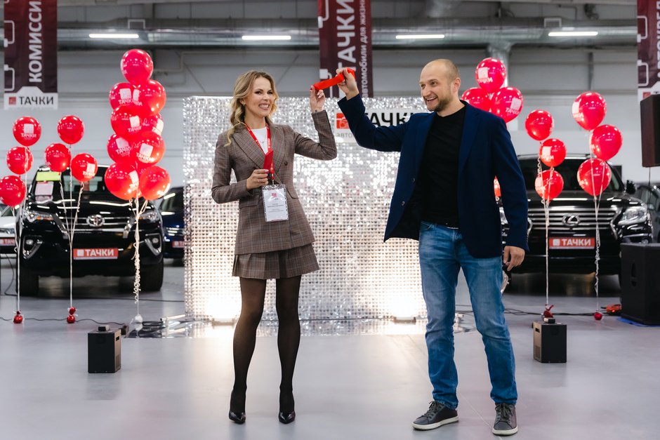 Учредители пришли в бизнес из смежных сфер: Дмитрий и Вячеслав — из финансов, Сергей — из автомобильного ретейла