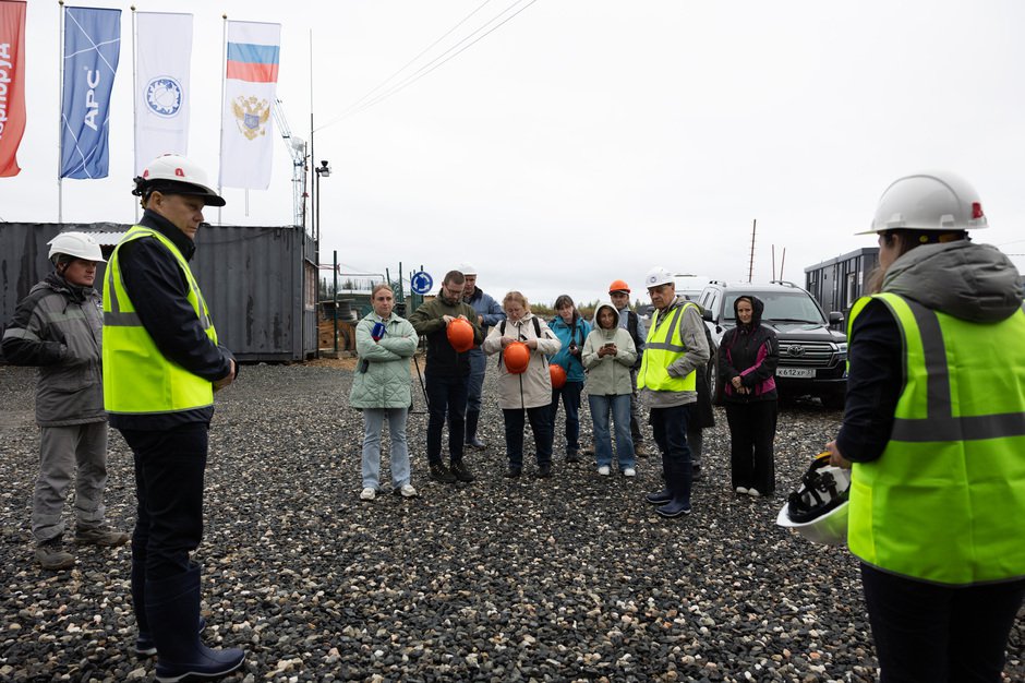 Все надевают спецодежду, каски, сапоги, слушают инструкции по технике безопасности