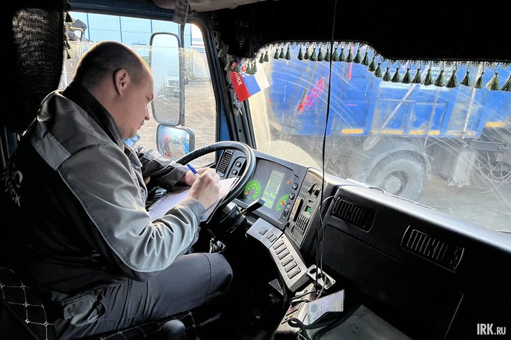 В высокую кабину мусоровоза сложно забираться без привычки