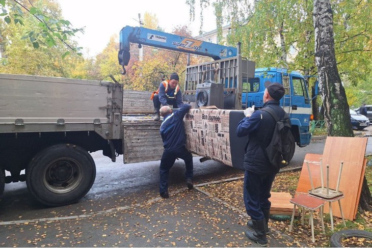 Жители вывозят имущество. Фото пресс-службы правительства Иркутской области