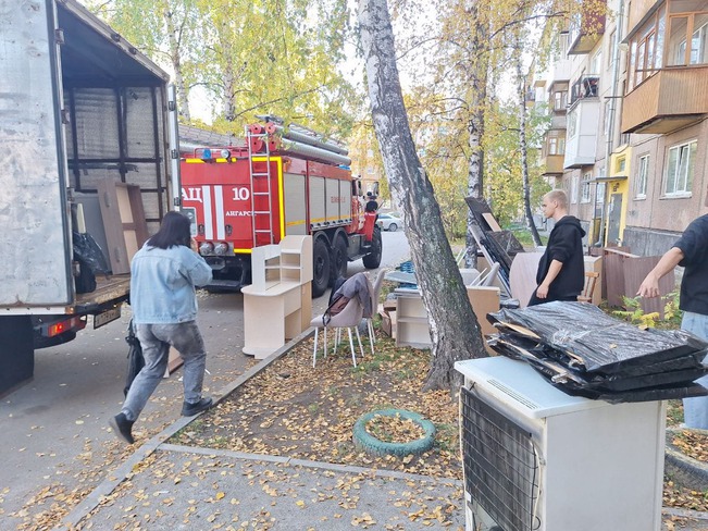 Жители вывозят имущество. Фото пресс-службы правительства Иркутской области