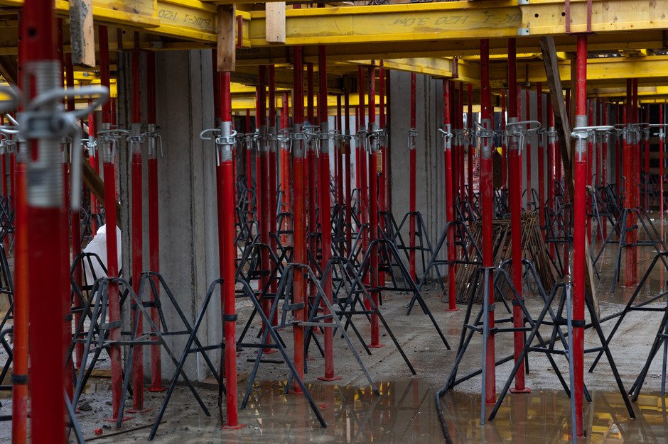 Строителям предстоит возвести внутреннюю неподвижную рубашку, в которой разместят основное оборудование, и наружную, на которой поставят купол