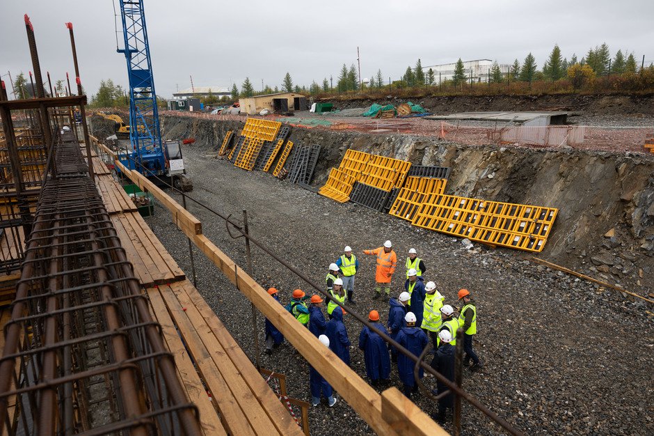 Сейчас уже завершена заливка фундаментов, подняты почти все цокольные этажи