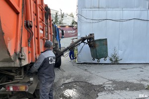 После загрузки мусор внутри машины утрамбовывается прессом