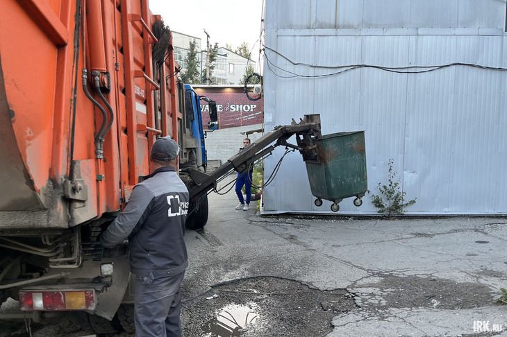 После загрузки мусор внутри машины утрамбовывается прессом