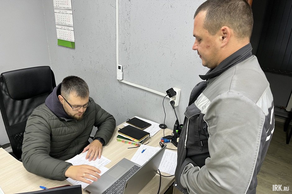 Водитель получает путевой лист