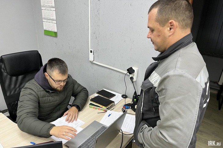 Водитель получает путевой лист