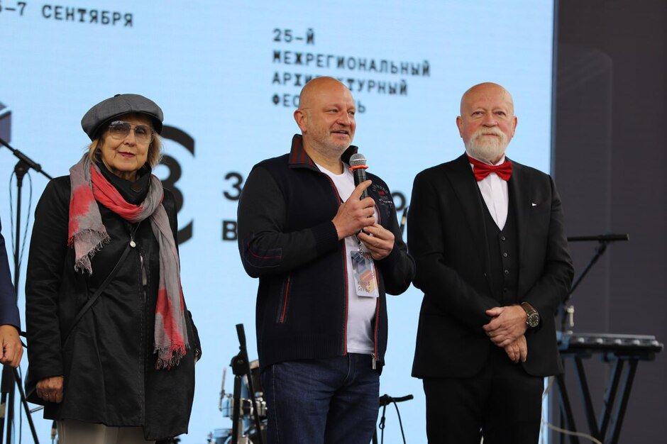 Для участников и гостей фестиваля проводили экскурсии и урбан-туры