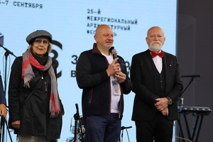 Для участников и гостей фестиваля проводили экскурсии и урбан-туры