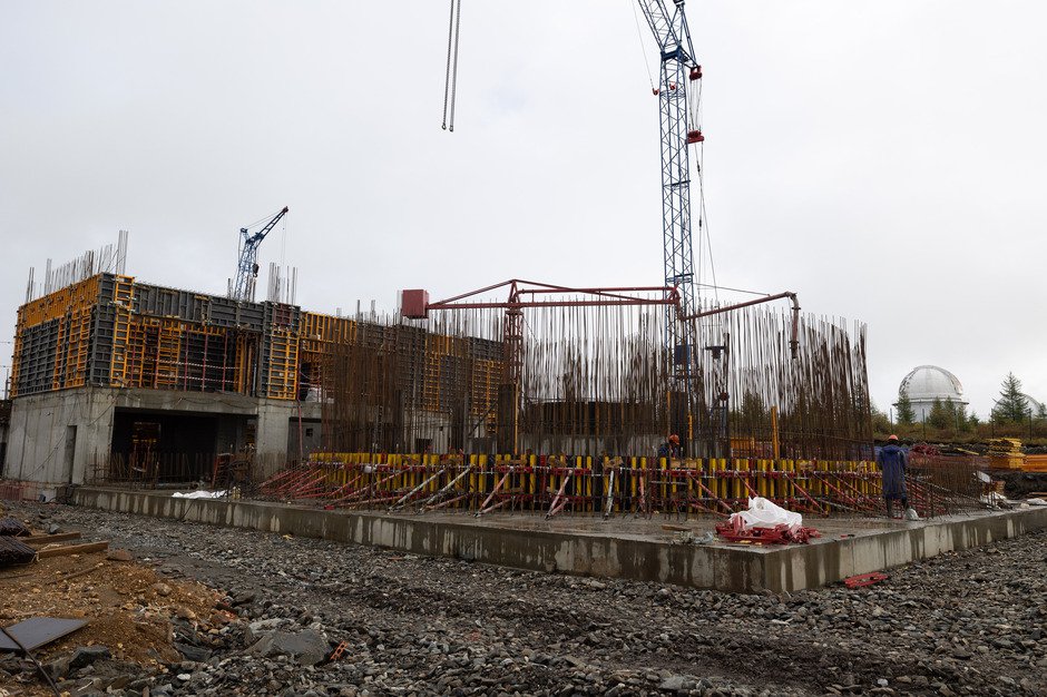 Корпуса возводятся из обычного бетона B25, а непосредственно башня телескопа – из B40, повышенной прочности